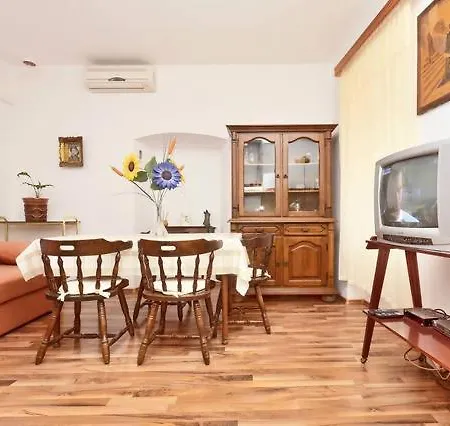 Apartment Center Omis
